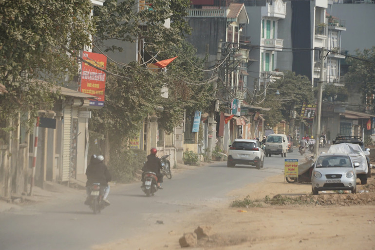 Ô nhiễm không khí những ngày qua khiến cuộc sống của nhiều người tại Hà Nội bị xáo trộn.