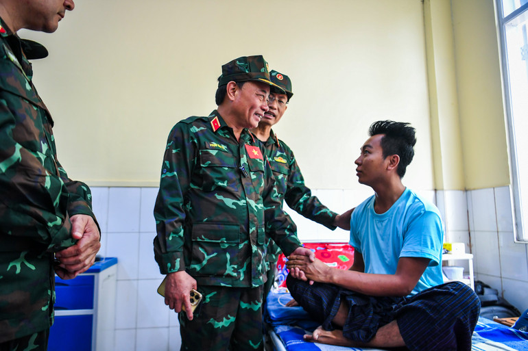 Thiếu tướng Phan Văn Tỵ thăm hỏi sức khỏe của anh Muang.