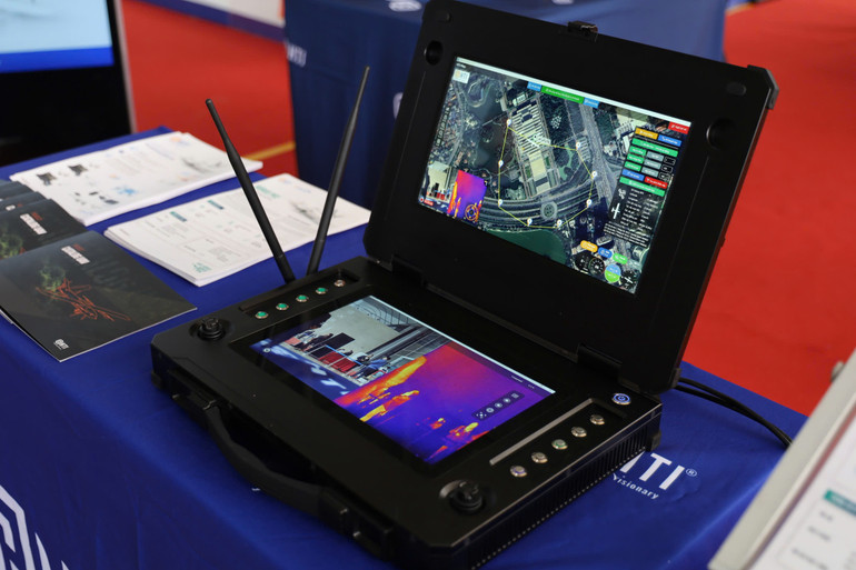 Khi bay, toàn bộ các thông số như tốc độ, độ cao, sức gió... sẽ được truyền và hiển thị về một màn hình cảm ứng tại Trạm điều khiển mặt đất. Đồng thời, hình ảnh cũng được ghi lại với độ trễ gần như bằng 0.