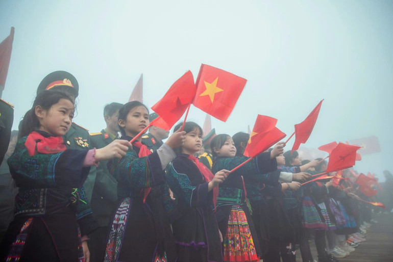 Cờ Tổ quốc tung bay trên nóc nhà Đông Dương sáng 30/4.