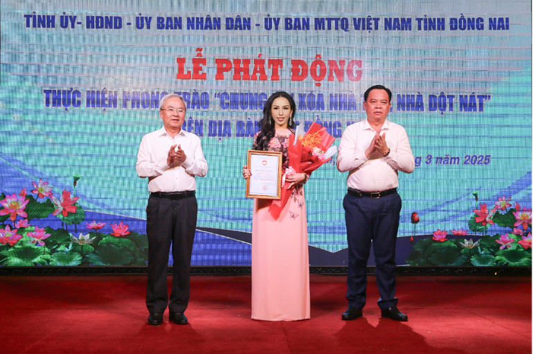 Chủ tịch UBND tỉnh Võ Tấn Đức (ngoài cùng bên phải) và Chủ tịch Ủy ban MTTQ Việt Nam tỉnh Cao Văn Quang (ngoài cùng bên trái) trao bằng khen cho bà Lê Nữ Thùy Dương vì những đóng góp thiết thực vào phong trào xây dựng nhà ở cho người nghèo tại tỉnh Đồng Nai.