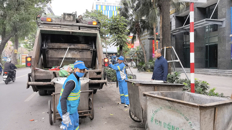 Công nhân vệ sinh môi trường tất bật ngày cuối cùng của năm.