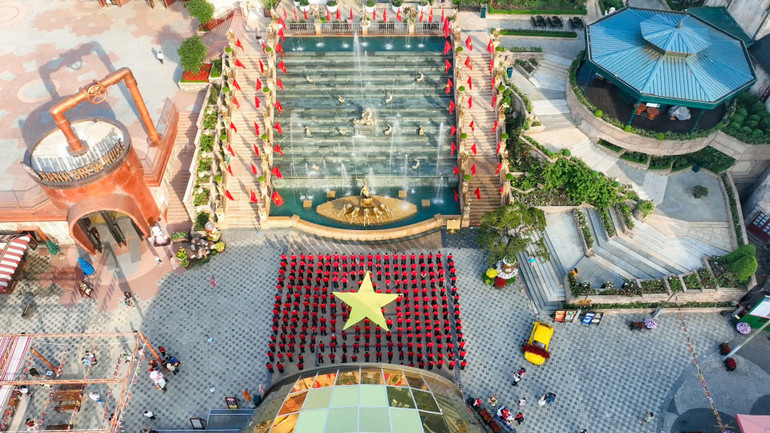 Kèm với đó là màn xếp hình cờ Tổ quốc.