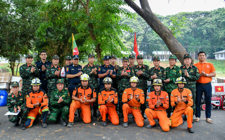 Lực lượng 2 nước chụp ảnh lưu niệm tại lễ bàn giao.