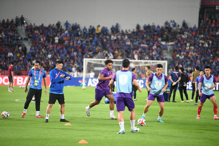 30 phút trước giờ bóng lăn, các tuyển thủ Việt Nam đang tiến hành khởi động.