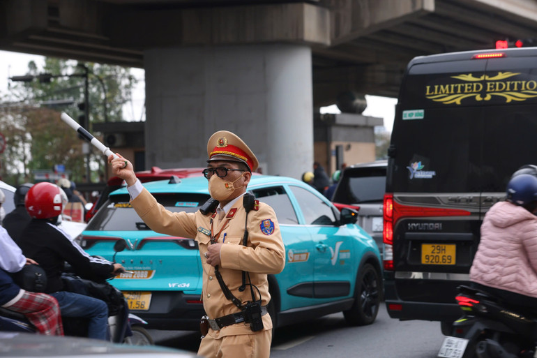 Cảnh sát giao thông làm nhiệm vụ trong Kỳ nghỉ Tết Nguyên đán Ất Tỵ 2025.