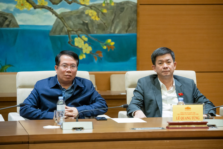 Chủ nhiệm Văn phòng Quốc hội Lê Quang Tùng và Viện trưởng Viện Nghiên cứu lập pháp Nguyễn Văn Hiển tại lễ công bố. Chủ nhiệm Văn phòng Quốc hội Lê Quang Tùng và Viện trưởng Viện Nghiên cứu lập pháp Nguyễn Văn Hiển tại lễ công bố.