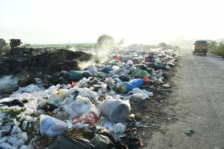 Rác thải được đốt bỏ gây ô nhiễm không khí tại một làng nghề tại miền bắc.