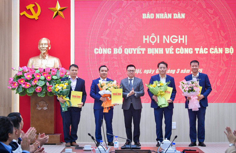 Đồng chí Lê Quốc Minh trao quyết định cho các đồng chí tại hội nghị.