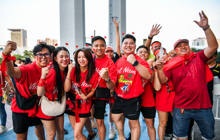 Theo thông tin ban đầu, Ban tổ chức sân Rajamangala phân bổ 4.000 vé trận lượt về chung kết cho các CĐV Việt Nam và số vé này nhanh chóng được mua hết.