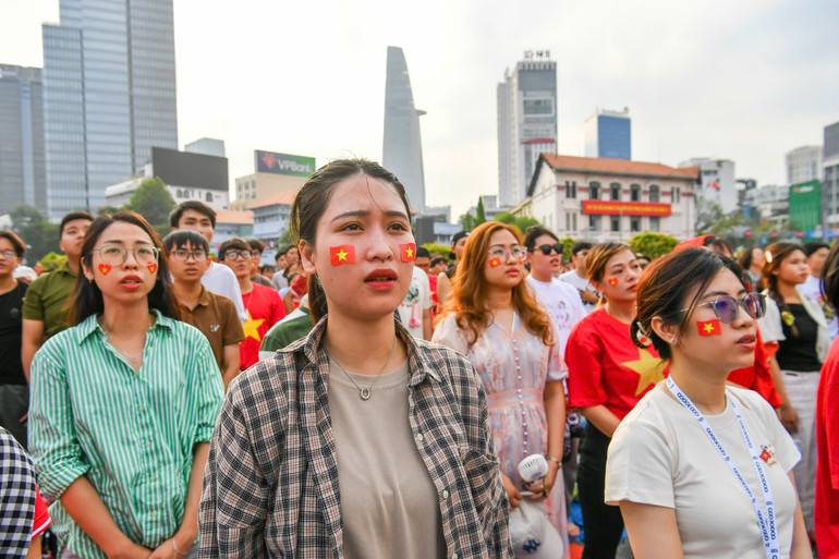 Cùng thời điểm, hàng vạn người dân tại Thành phố Hồ Chí Minh cũng thực hiện nghi lễ chào cờ linh thiêng. (Ảnh: THÀNH ĐẠT)