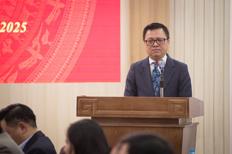 Đồng chí Lê Quốc Minh phát biểu, trao nhiệm vụ cho các đồng chí lãnh đạo các ban, đơn vị... của Báo Nhân Dân. (Ảnh: SƠN TÙNG)