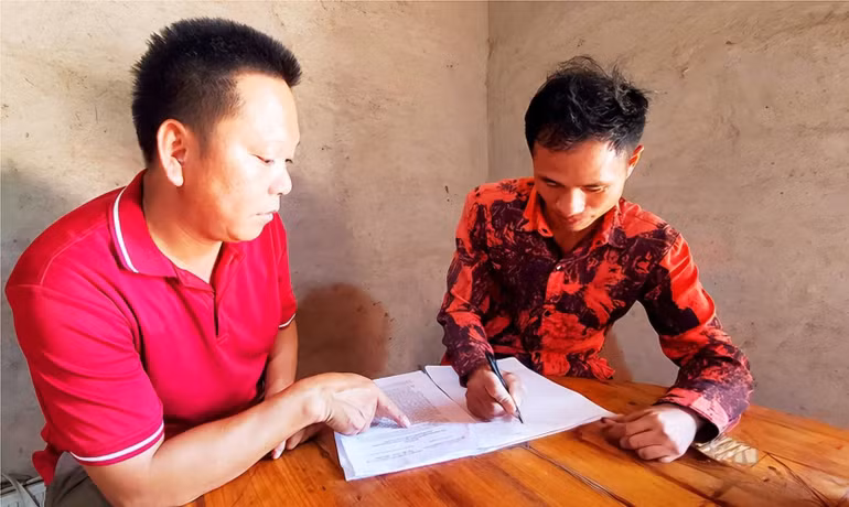 Người dân xã Ái Quốc làm đơn xin... thoát nghèo.