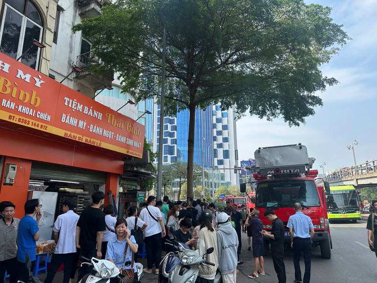 Hà Nội: Cháy lớn tại tòa nhà 18 tầng tại số 1 Thái Hà ảnh 6 Hà Nội: Cháy lớn tại tòa nhà 18 tầng tại số 1 Thái Hà ảnh 6