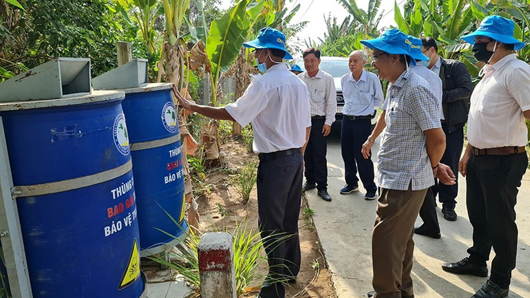 Kiểm tra việc thu gom bao bì, vỏ chai thuốc bảo vệ thực vật đã qua sử dụng tại Ðồng Tháp.