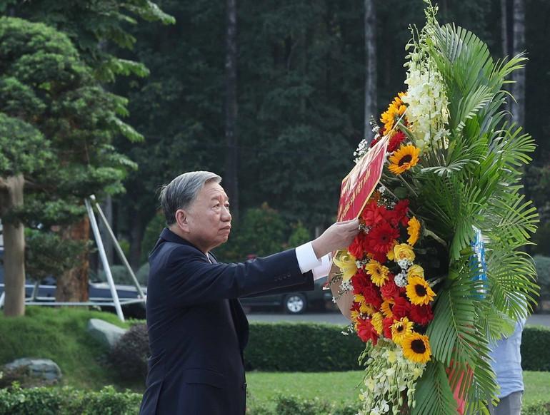 Tổng Bí thư Tô Lâm, Bí thư Quân ủy Trung ương dâng hoa, dâng hương tưởng nhớ Chủ tịch Hồ Chí Minh. (Ảnh: Thống Nhất/TTXVN)