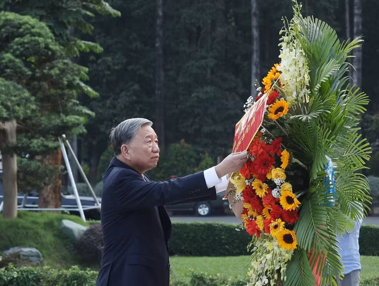 Tổng Bí thư Tô Lâm, Bí thư Quân ủy Trung ương dâng hoa, dâng hương tưởng nhớ Chủ tịch Hồ Chí Minh. (Ảnh: Thống Nhất/TTXVN)