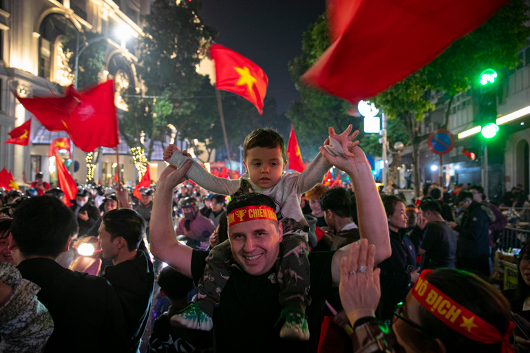 Niềm vui của những vị khách nước ngoài trên phố cổ.