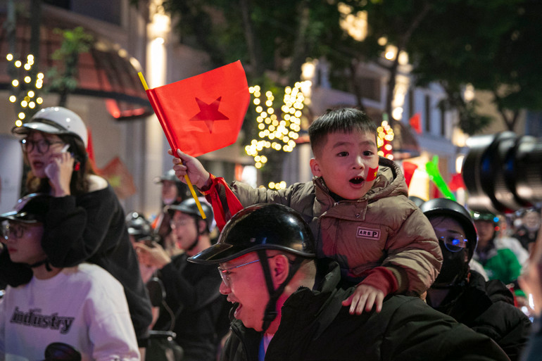 Người hâm mộ đổ ra đường mừng đội tuyển Việt Nam vô địch ASEAN Cup 2024 ảnh 47