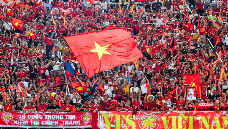 Các CĐV Việt Nam cổ vũ nhiệt tình cho các tuyển thủ.