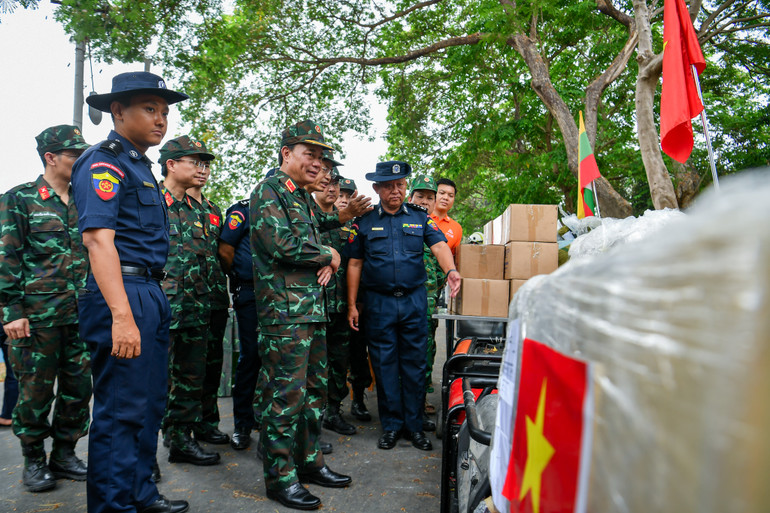 Đoàn Quân đội nhân dân Việt Nam đã trao các trang thiết bị cứu hộ, vật tư quân y, hậu cần và lương thực, thực phẩm mà đoàn mang theo tặng Myanmar, để giúp nước bạn tiếp tục triển khai khắc phục hậu quả động đất.