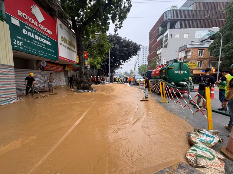 Rào chắn tạm và xe hút bùn được huy động.