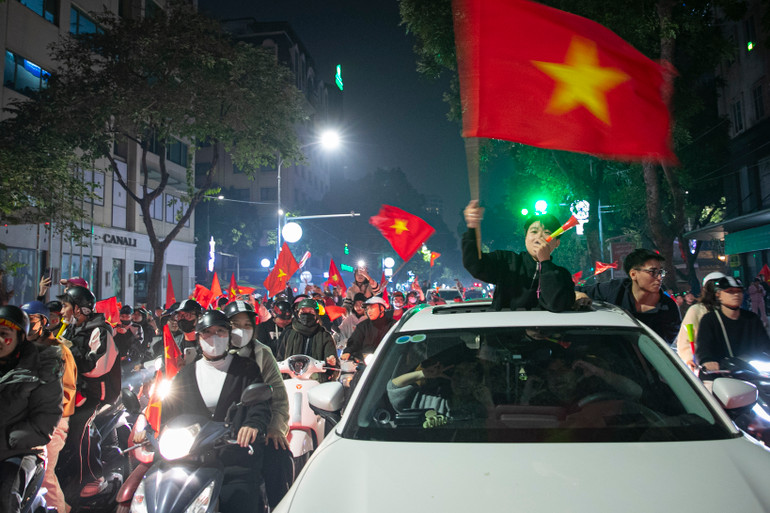 Các tuyến phố chính đều đông nghịt người và xe.