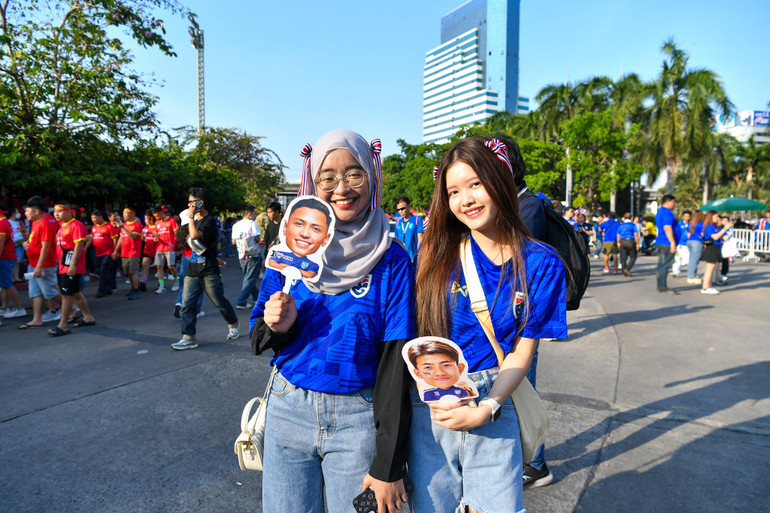 Họ mang theo hình ảnh của các cầu thủ.