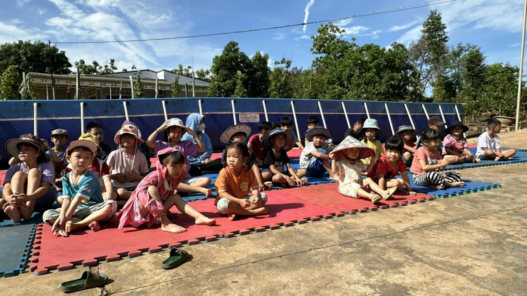 Những học trò nhí của lớp học bơi thầy Chuyền.