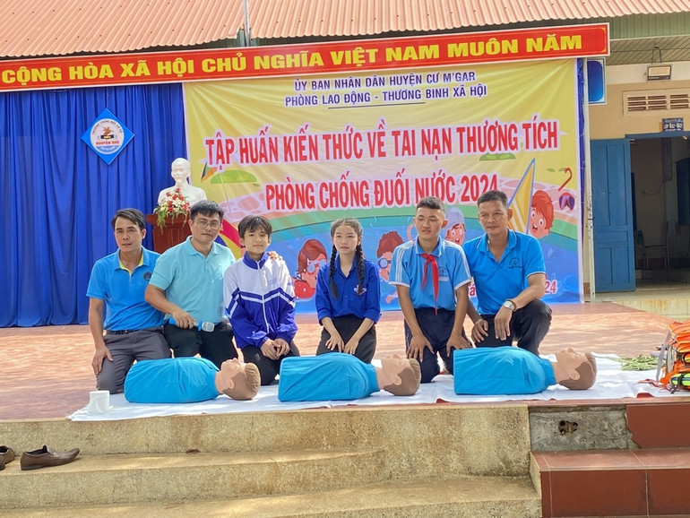 Bên cạnh việc dạy bơi, dự án cũng chú trọng đào tạo tập huấn kiến thức về tai nạn thương tích và phòng chống đuối nước.