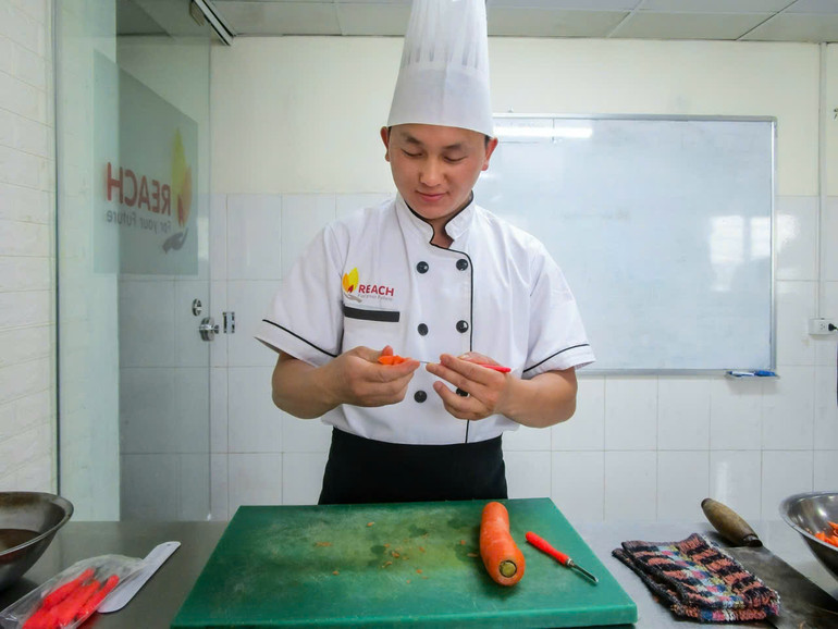 Giàng A Nhịa thực hành nấu ăn.