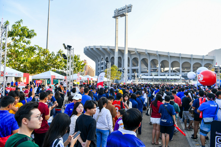 Không khí chung quanh SVĐ Rajamangala chiều 5/1.