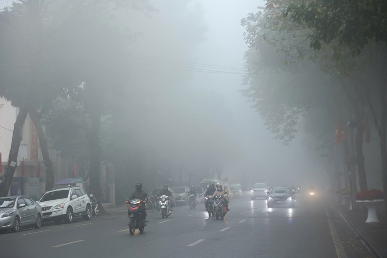 Trẻ em, phụ nữ, phụ nữ mang thai, người già, người có thể trạng yếu, người đang mang bệnh là những đối tượng có nguy cơ cao bị suy giảm sức khỏe bởi ô nhiễm không khí.