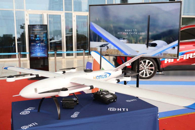 Vỏ ngoài của UAV 100% "Made in Vietnam" được làm từ composite công nghệ cao, cho phép tạo ra kết cấu lớn liền mạch, đồng thời giảm số lượng ốc vít và các cấu kiện nhỏ.