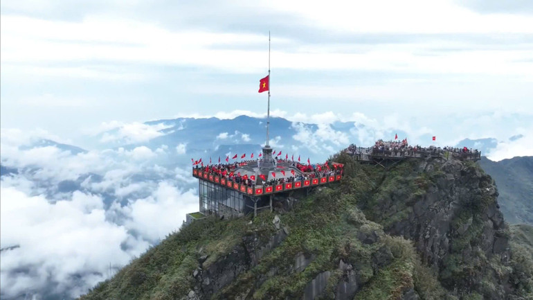 Lễ thượng cờ và chào cờ trên độ cao hơn 3.000m so với mực nước biển.