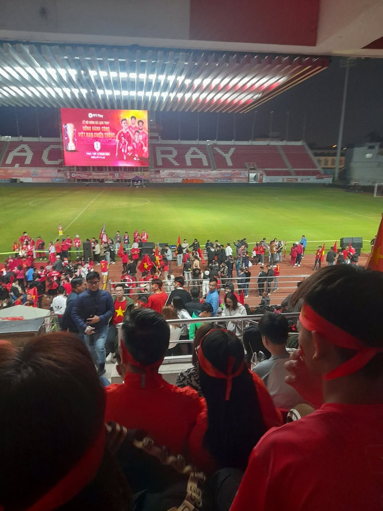 Ngay lúc này, người hâm mộ tại sân vận động Lạch Tray (Hải Phòng) cũng đã có mặt để cổ vũ từ xa cho đội tuyển. (Ảnh: FC Hải Phòng)