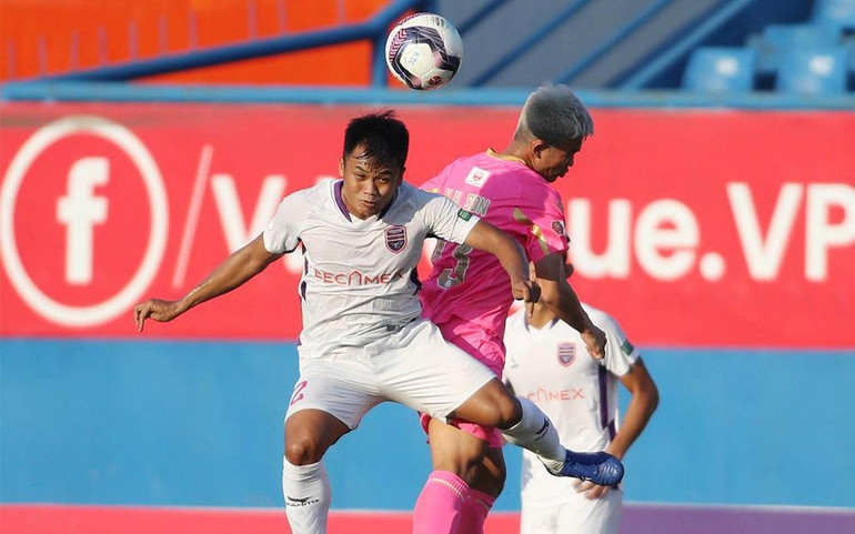 Pha không chiến giữa cầu thủ hai đội Becamex Bình Dương (áo sáng) và Sài Gòn FC. (Ảnh VPF)
