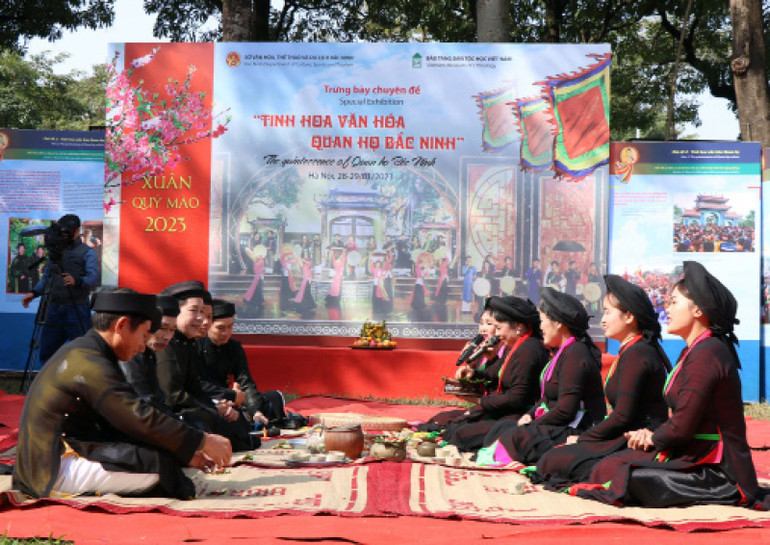 Các liền anh, liền chị tái hiện canh hát quan họ cổ.