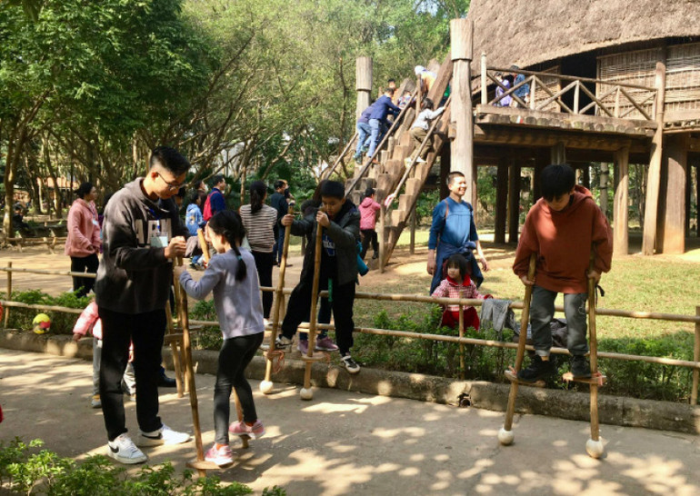 Trẻ nhỏ thử thách đi cà kheo.