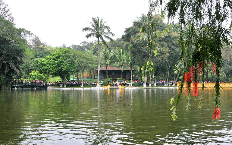 Nhà sàn Bác Hồ có kiến trúc hài hòa với thiên nhiên. (Ảnh: Khu Di tích Chủ tịch Hồ Chí Minh tại Phủ Chủ tịch)