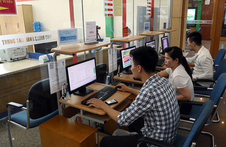 Người dân nộp hồ sơ hành chính trực tuyến tại Trung tâm dịch vụ công tỉnh Quảng Ninh. (Ảnh ĐĂNG DUY)