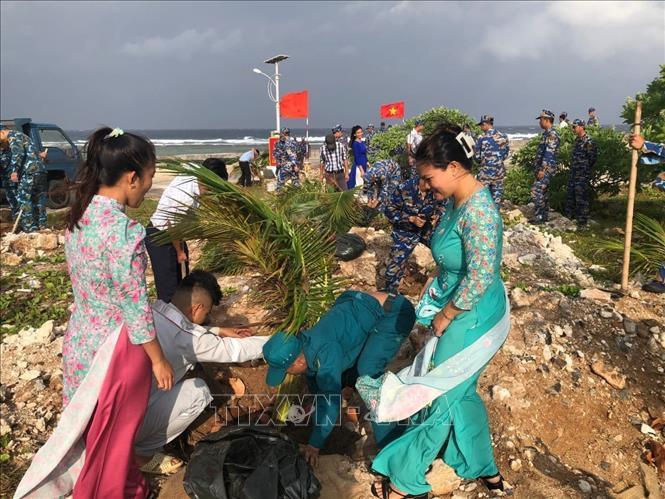 Cán bộ, chiến sĩ và nhân dân đảo Song Tử Tây tích cực hưởng ứng Tết trồng cây. Ảnh: TTXVN