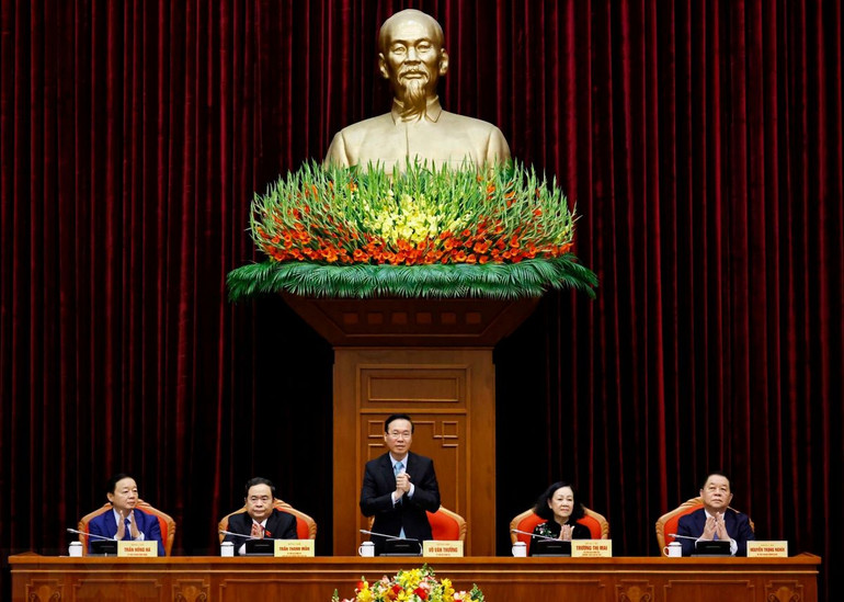 Chủ tịch nước Võ Văn Thưởng cùng các đồng chí lãnh đạo Đảng, Nhà nước chủ trì Hội nghị. (Ảnh: TTXVN)