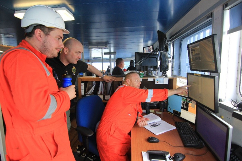 Chuyên gia nước ngoài tham gia dự án cáp điện ngầm xuyên biển Hà Tiên–Phú Quốc.