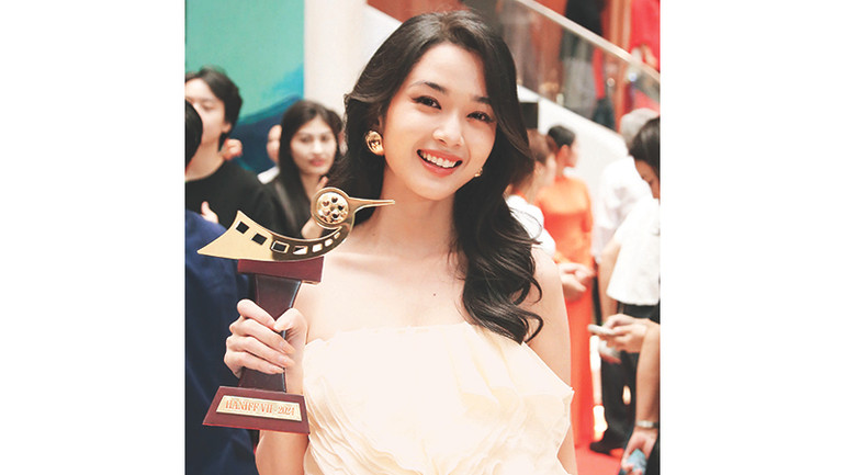 Diễn viên Ngọc Xuân (vai nữ chính phim “Ngày xưa có một chuyện tình” của đạo diễn Trịnh Đình Lê Minh) là đại diện duy nhất của Việt Nam đoạt giải Diễn viên trẻ triển vọng tại Liên hoan phim quốc tế Hà Nội 2024. Diễn viên Ngọc Xuân (vai nữ chính phim “Ngày xưa có một chuyện tình” của đạo diễn Trịnh Đình Lê Minh) là đại diện duy nhất của Việt Nam đoạt giải Diễn viên trẻ triển vọng tại Liên hoan phim quốc tế Hà Nội 2024.