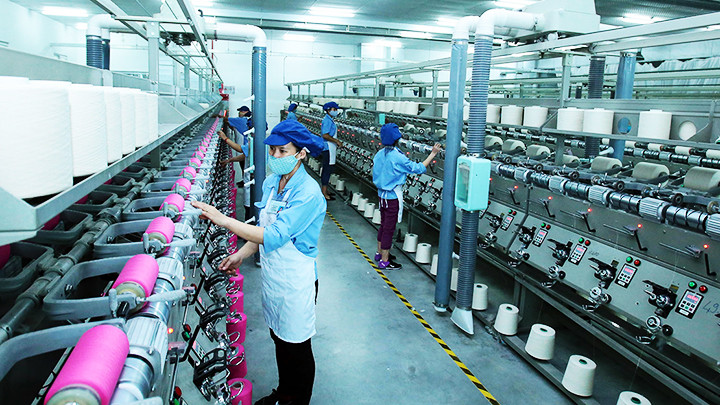 Dây chuyền sản xuất tại Công ty TNHH Dệt Nhuộm Jasan Việt Nam ở Khu công nghiệp dệt may Phố Nối B, tỉnh Hưng Yên. Ảnh: ĐĂNG ANH