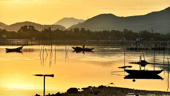 Hoàng hôn trên đầm Lập An.