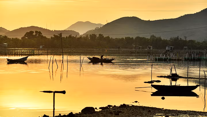 Hoàng hôn trên đầm Lập An.