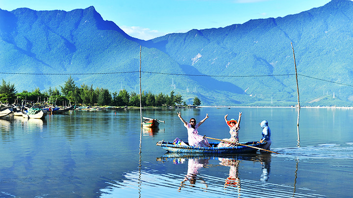 Khách du lịch hào hứng khám phá thiên nhiên tươi đẹp.