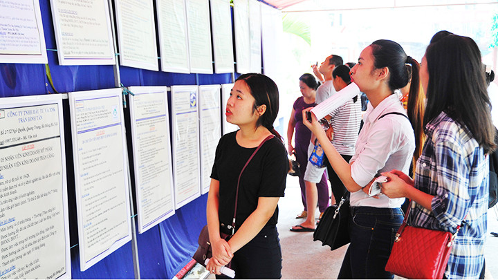 Tìm hiểu thông tin doanh nghiệp tại khu công nghiệp Bắc Thăng Long. Ảnh: NGUYỆT ANH